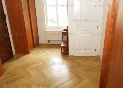 Pronájem velkého bytu 3+kk, 100m2 v prvorepublikové  vile na Ořechovce P6-Střešovice.