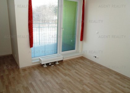Pronájem pěkného bytu 1+kk,32m2 s balkonem v zabydlené novostavbě Praha - Uhříněves.