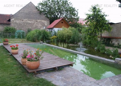  Pronájem pěkného RD 5+1, 177 m2 s terasou a zahradou v obci Středokluky Praha-západ.