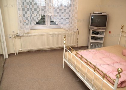 Pronájem rodinného dům 5+1, 220m2 s garáží a zahradou v P6-Bílá Hora. 