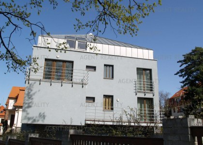 Pronájem loftový bytu 2+1, 48m2 v moderní vile s parkováním. Praha 6-Břevnov