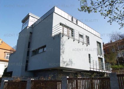 Pronájem loftový bytu 2+1, 48m2 v moderní vile s parkováním. Praha 6-Břevnov