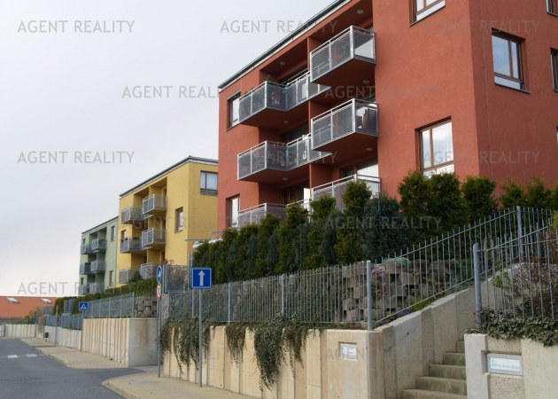 Prodej pěkného bytu 3+kk, 72m2 s terasou 36m2 a předzahrádkou 131m2 a garáží v P6-Řepy