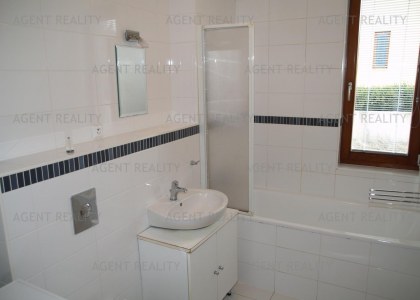 Prodej pěkného bytu 3+kk, 72m2 s terasou 36m2 a předzahrádkou 131m2 a garáží v P6-Řepy