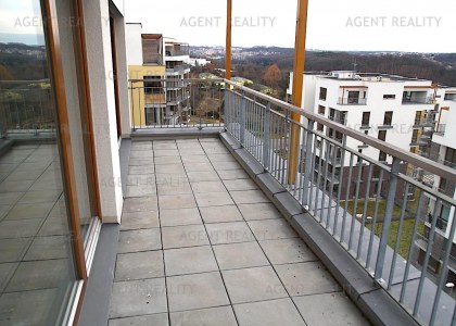 Pronájem bytu 4+kk,132m2 s terasami a parkováním, P9-Hrdlořezy.