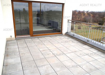 Pronájem bytu 4+kk,132m2 s terasami a parkováním, P9-Hrdlořezy.