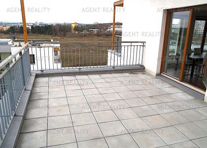 Pronájem bytu 4+kk,132m2 s terasami a parkováním, P9-Hrdlořezy.